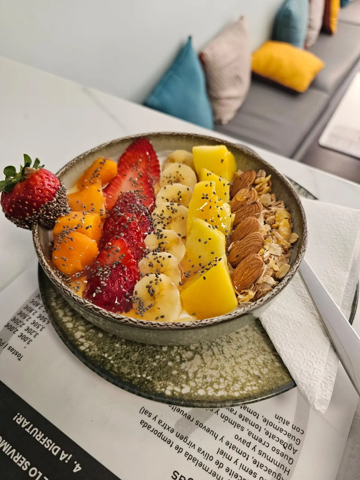 Bowl de yogur con frutas tropicales