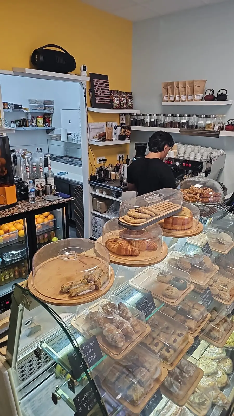 Mostrador con dulces artesanales y máquina La Marzocco