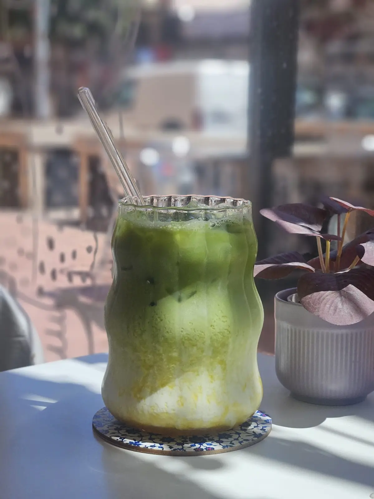 Iced matcha latte con luz natural