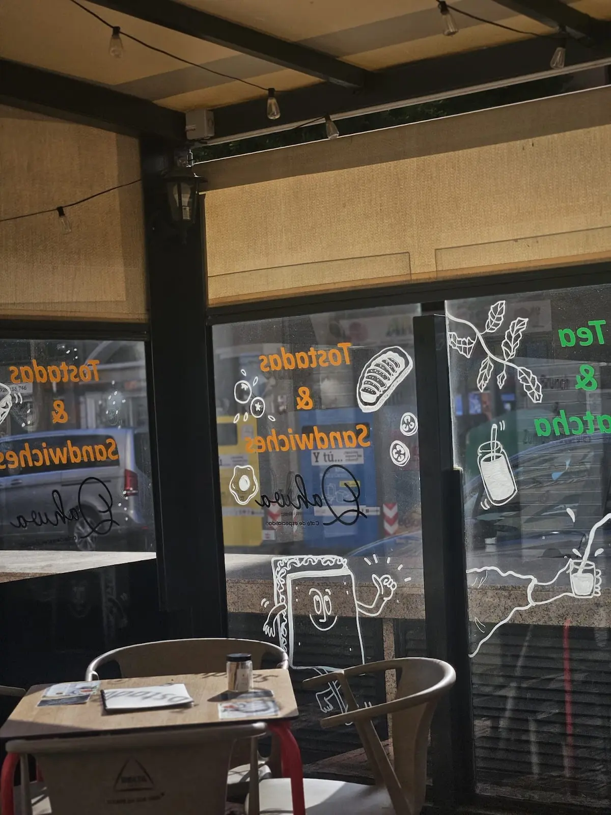 Vista interior con mural en vitrina