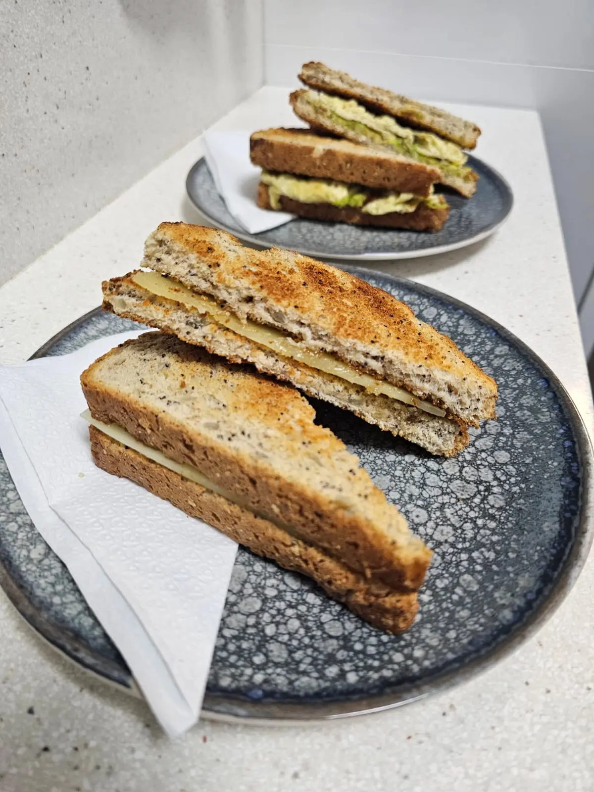 Sandwiches artesanales en plato