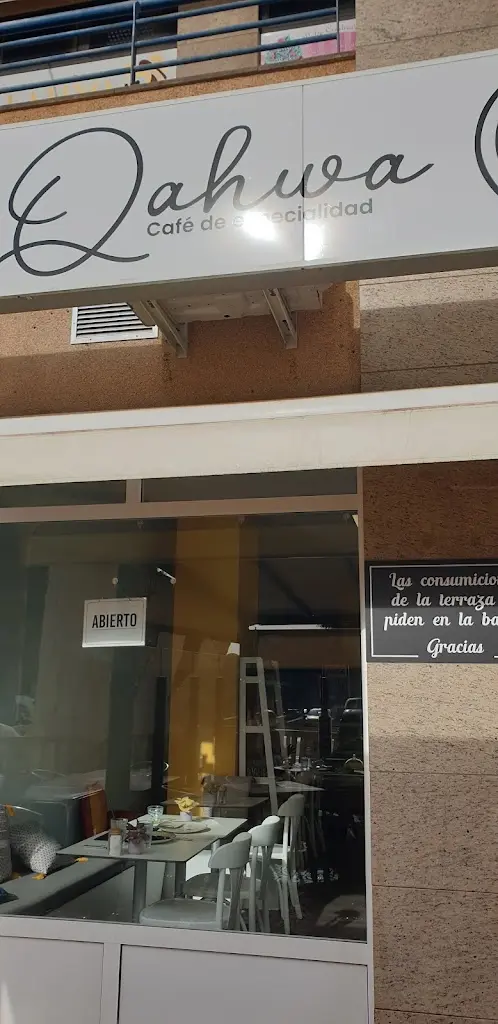 Fachada de Qahwa café de especialidad